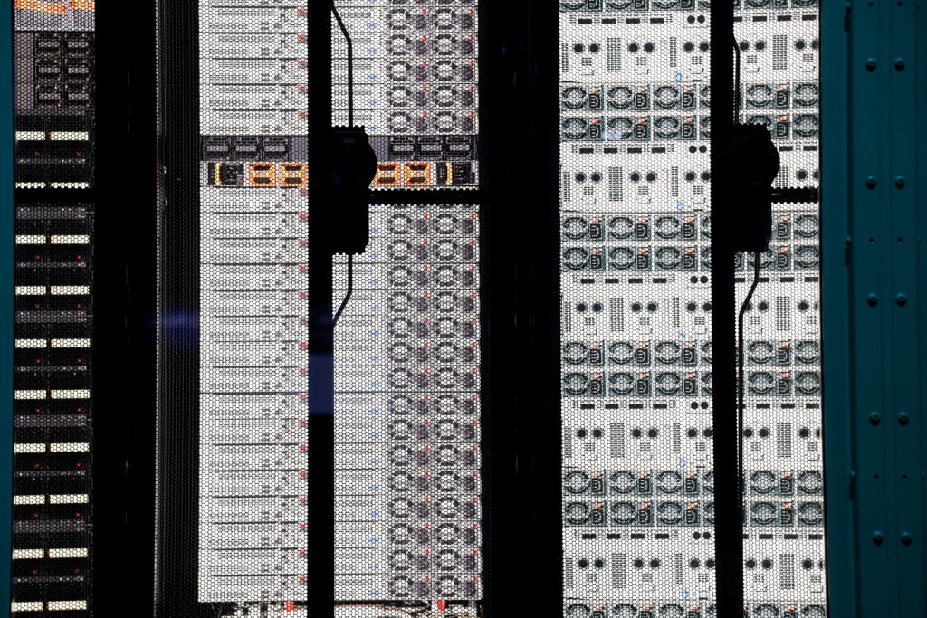 Source-feed image associated with Trump pushes back as AI leaders fuel calls to rein in rapidly advancing technology