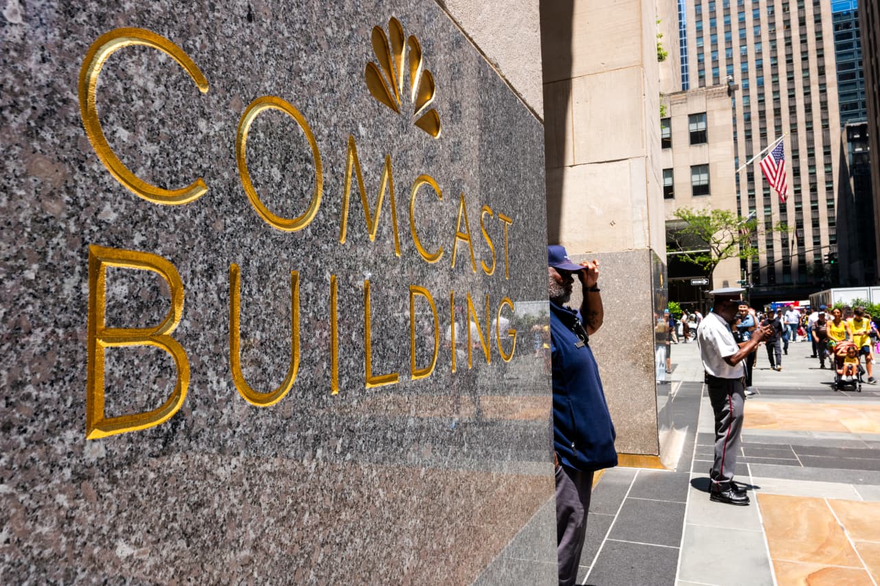 Source-feed image associated with Will the Comcast-NBCU spinoff pay off for investors? Here’s what history has to say.