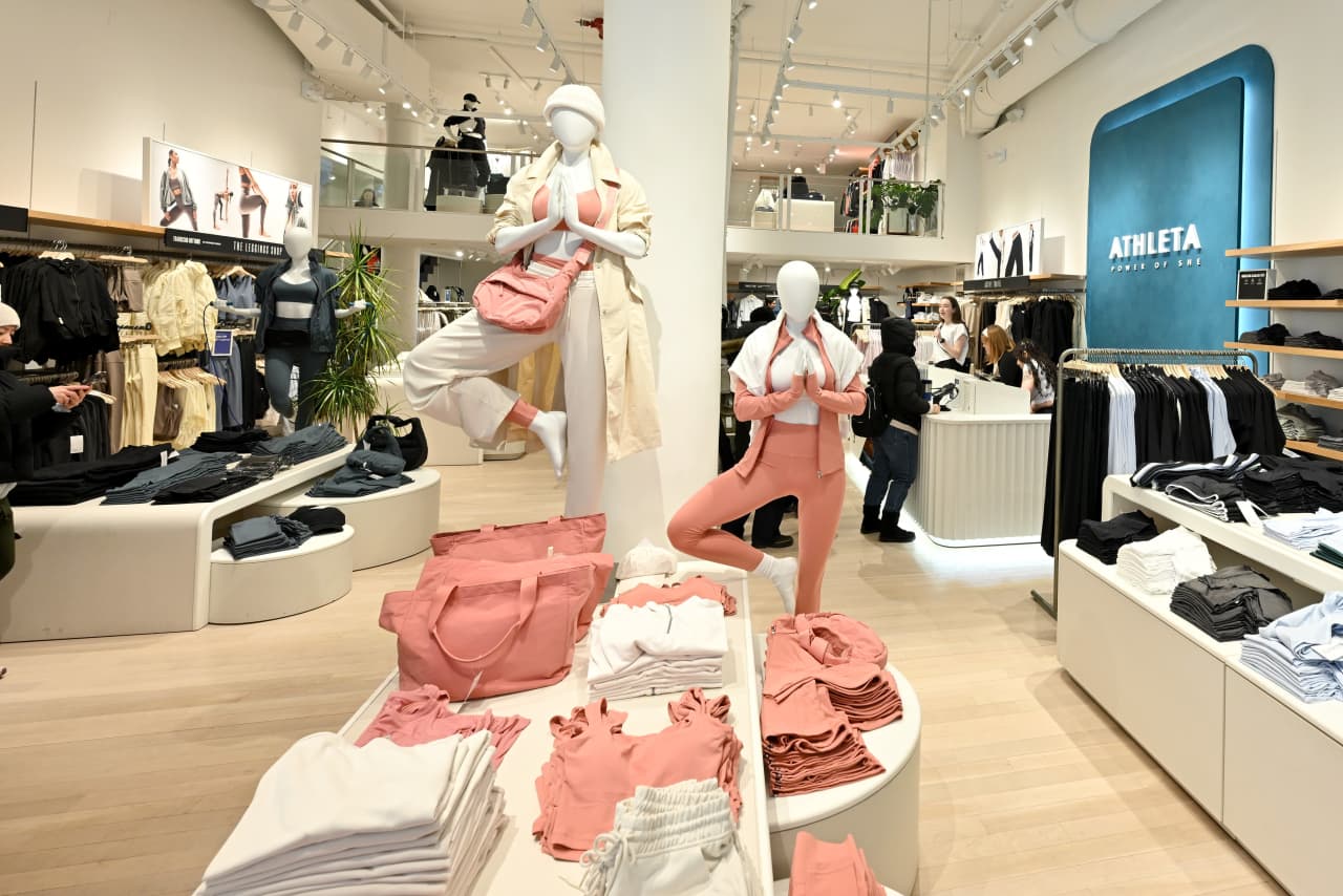 Source-feed image associated with Here’s how Gap’s yoga-wear maker Athleta went from must-have to ‘generic’