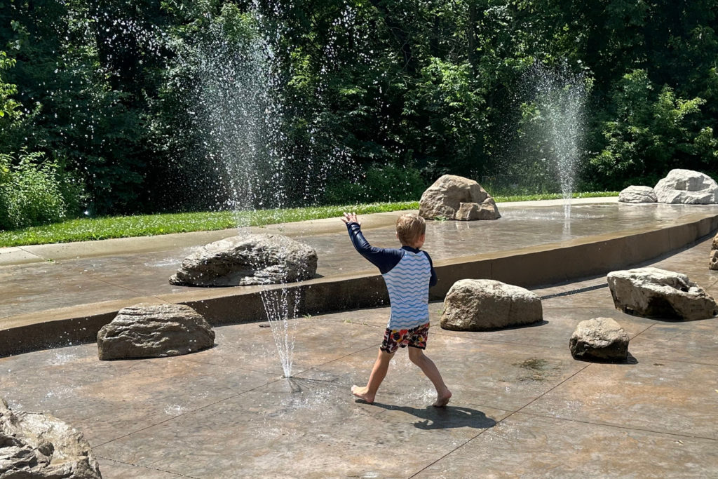 Source-feed image associated with Sweltering Midwest heat cancels outdoor plans as cooling centers open and the East braces