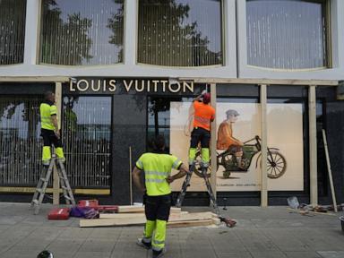 Source-feed image associated with Downtown Geneva boards up as drastic security tightens ahead of anti-G7 protests