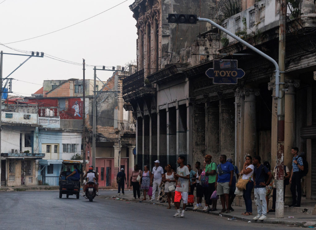 Source-feed image associated with Cubans sleep on Havana's seaside boulevard to seek relief from crippling blackouts and summer heat