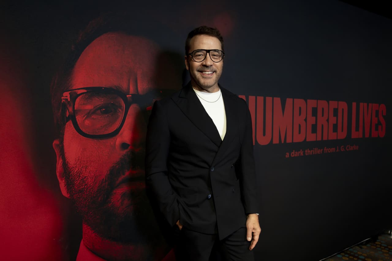 Source-feed image associated with ‘Entourage’ star Jeremy Piven sells modern private retreat in L.A. for a reduced $6.9 million