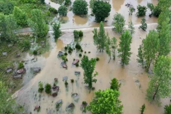 Source-feed image associated with Missouri Flooding Leaves One Dead, Forces Evacuation of Summer Camp