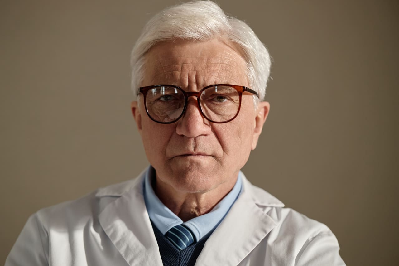 Source-feed image associated with I am a 63-year-old semiretired physician. If I saved $2 million for retirement, should my Social Security become optional?