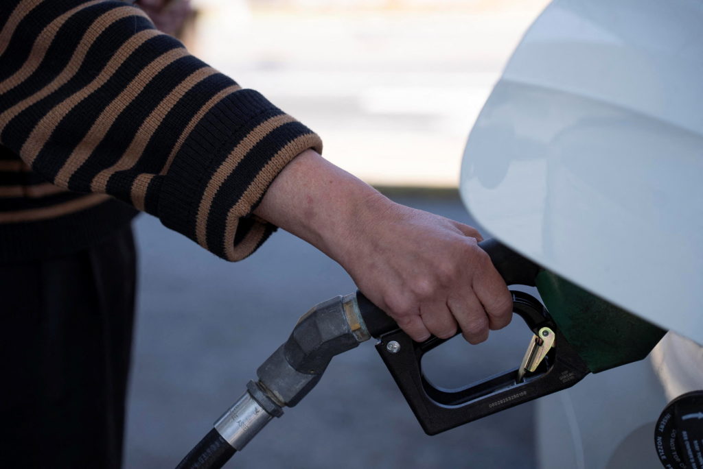 Source-feed image associated with U.S. consumer confidence rises as gas prices fall, but economic outlook remains gloomy