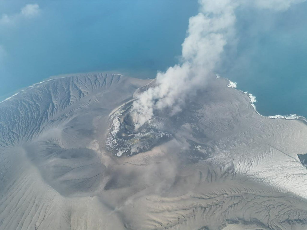 Source-feed image associated with Volcanic island in Indonesia erupts, forcing the cancellation of hundreds of flights