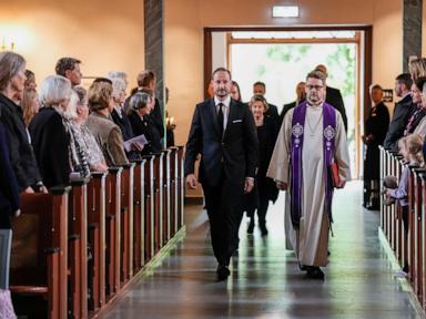Source-feed image associated with Norwegians in emotional memorials remembering the late King Harald V