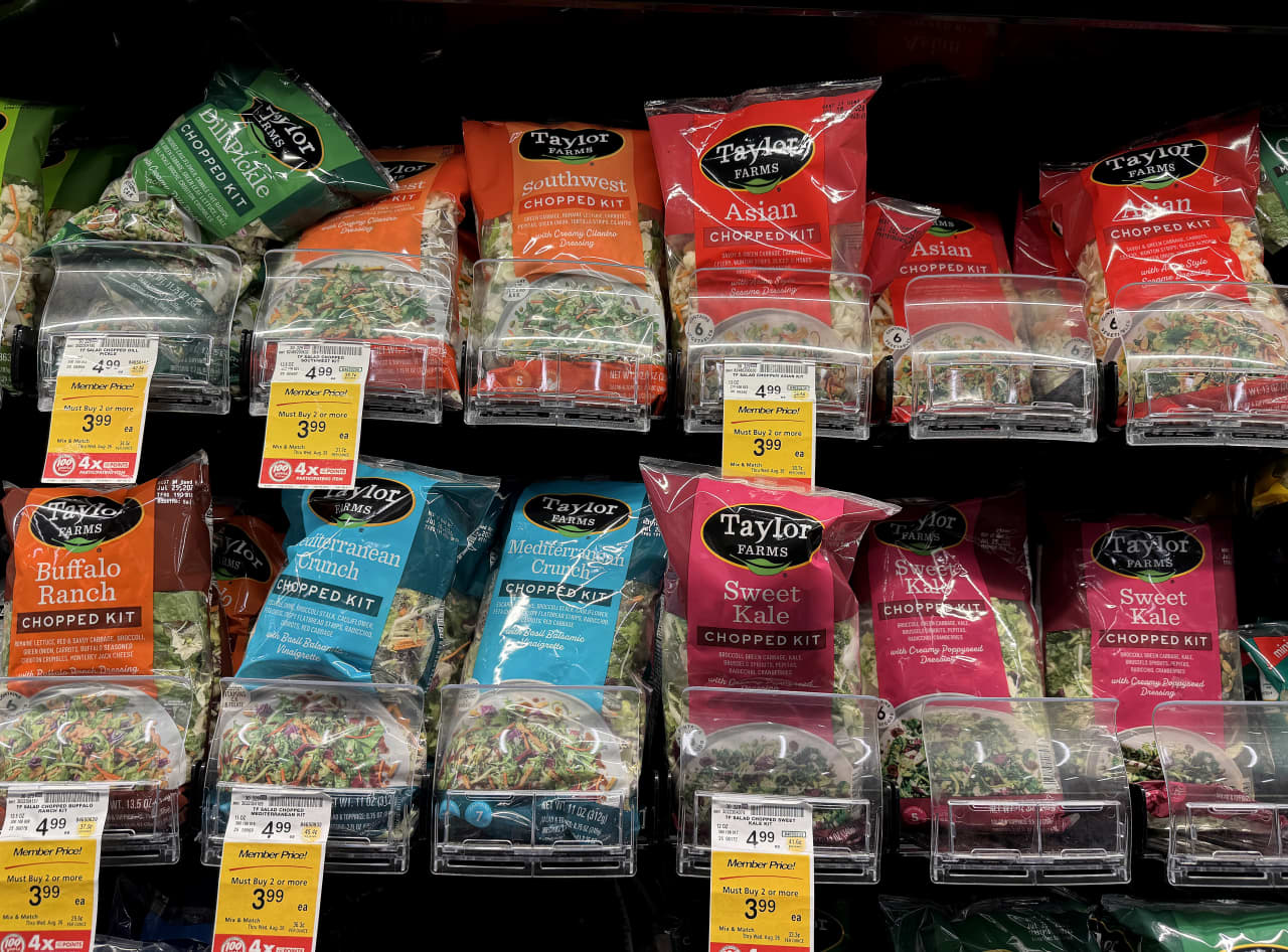 Source-feed image associated with Americans are skipping lettuce and salads as investigation into cyclospora outbreak continues