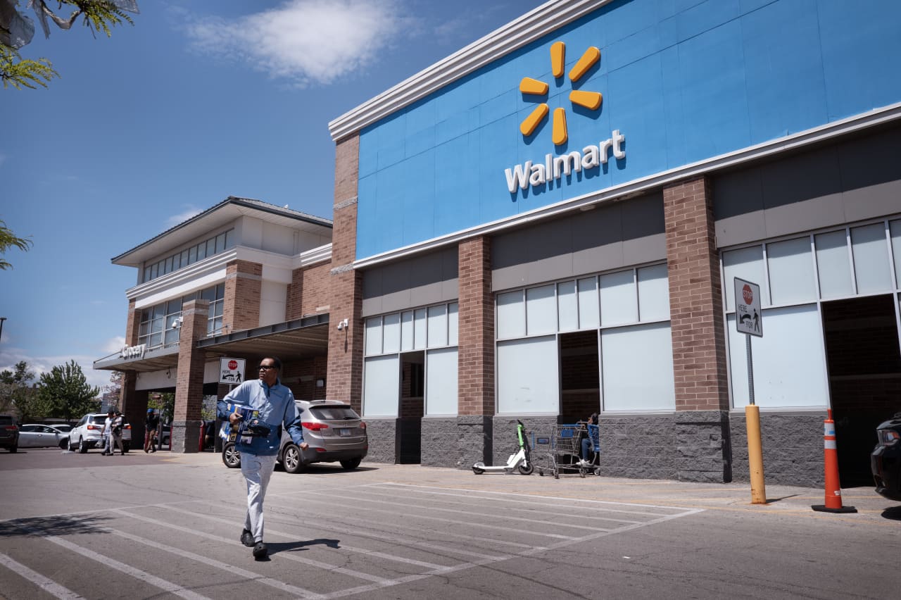 Source-feed image associated with Gen Z demands bigger bargains — driving gains for discount retailers like Walmart and Ross