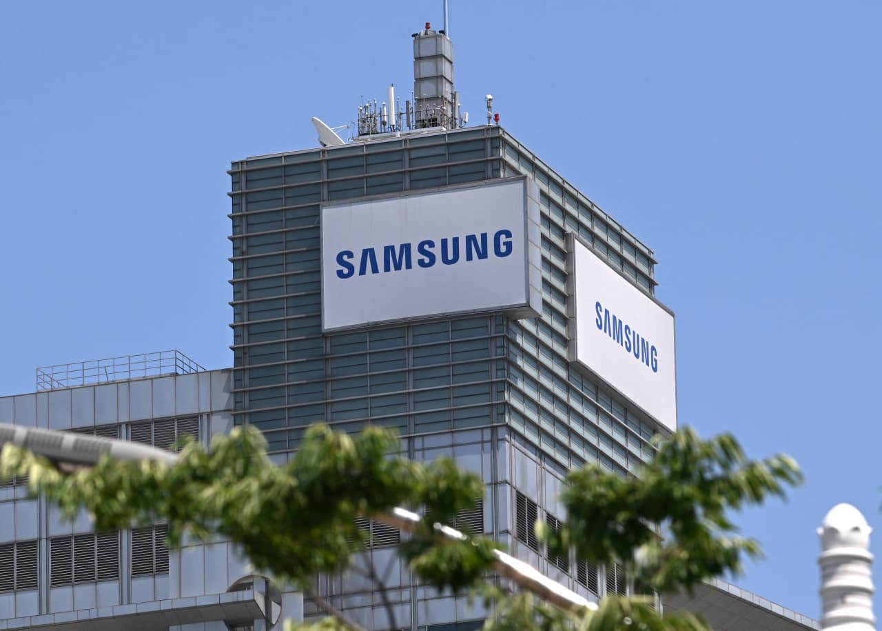 Source-feed image associated with When it comes to stock buybacks, anything SK Hynix can do, Samsung can do bigger