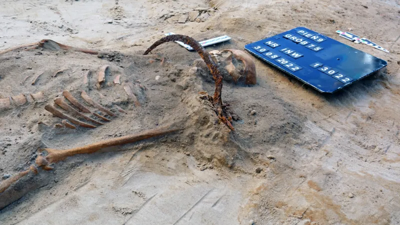 Source-feed image associated with This ‘anti-vampiric’ grave used two strategies to stop the undead