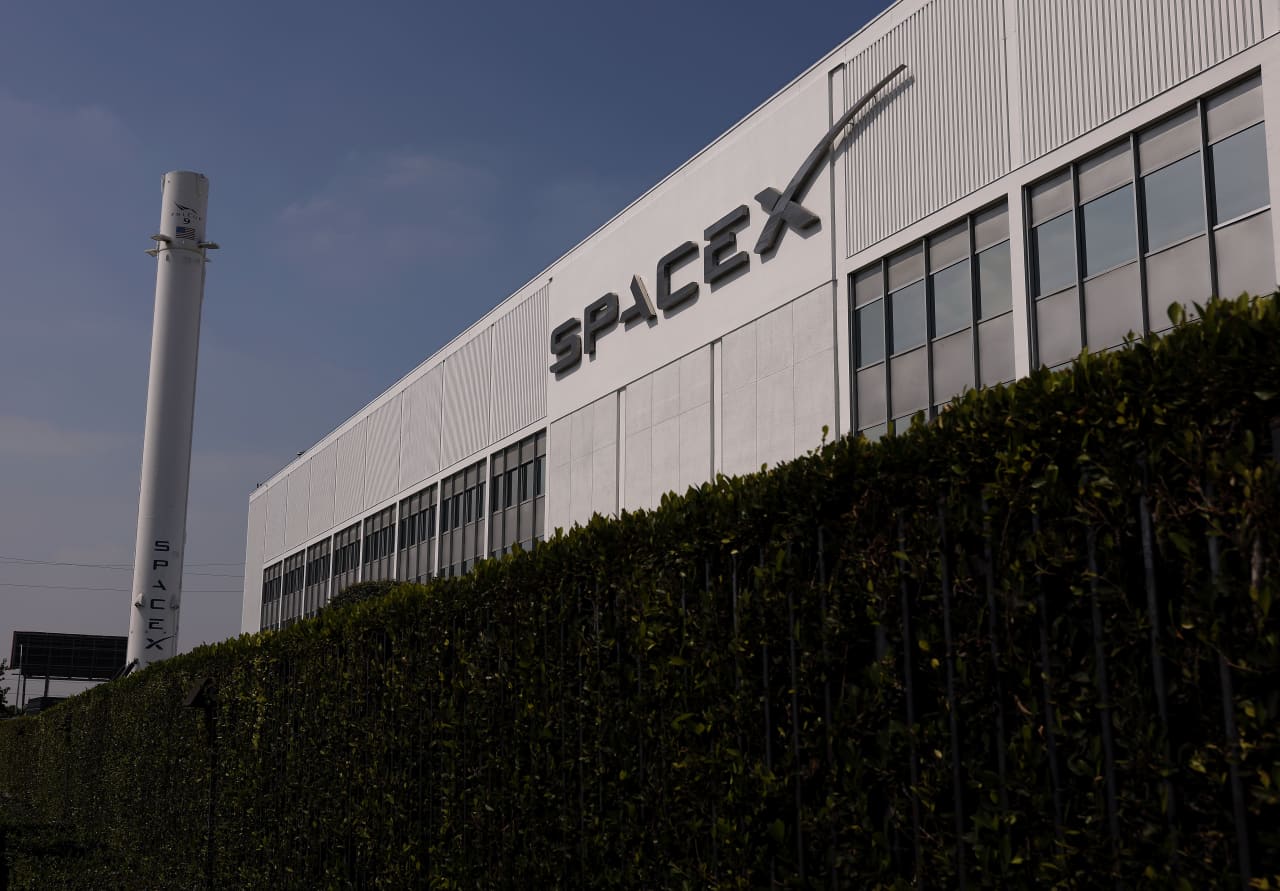 Source-feed image associated with Retail investors are buying the dip on SpaceX’s stock before more shares flood the market