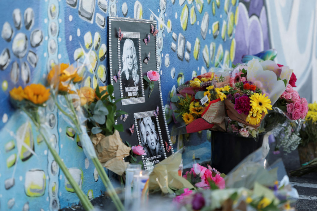 Source-feed image associated with For feminists, the deaths of Parton and Steinem days apart deliver a double dose of grief