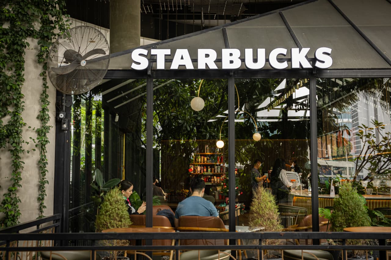 Source-feed image associated with Starbucks is becoming cool again. Here’s how it pulled off its turnaround.