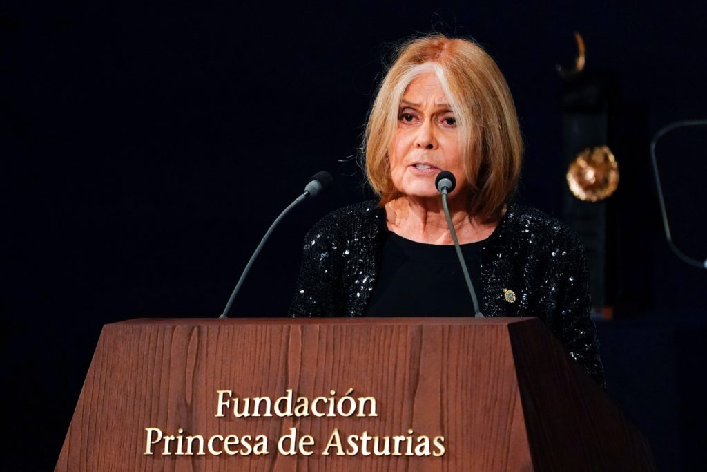 Source-feed image associated with Steinem stayed true to herself despite intense pressure, Julie Taymor says
