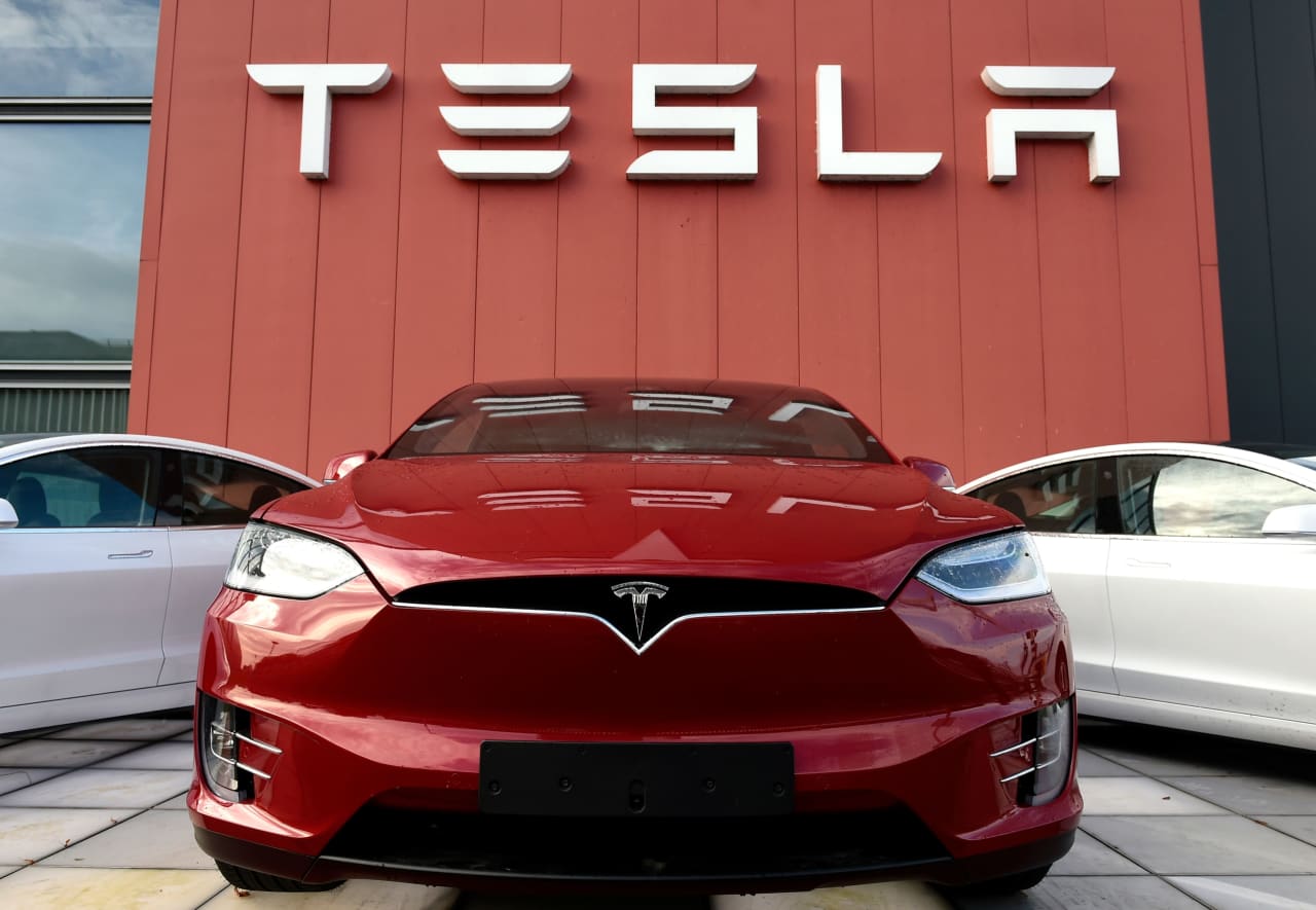 Source-feed image associated with Tesla crushes delivery estimates as it’s seen ‘exiting the EV winter’