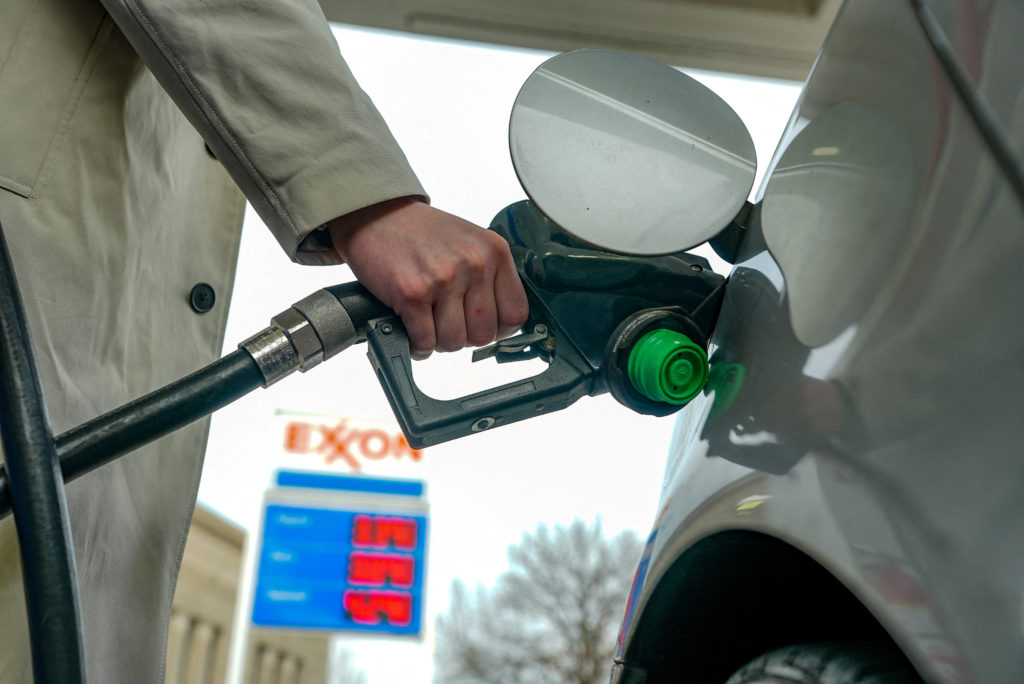 Source-feed image associated with U.S. stocks edge further from their records as oil prices keep swinging