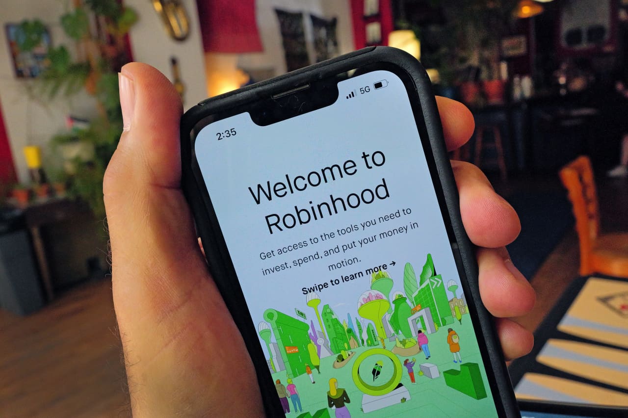 Source-feed image associated with Robinhood puts up record revenue as volatility drives a trading bonanza