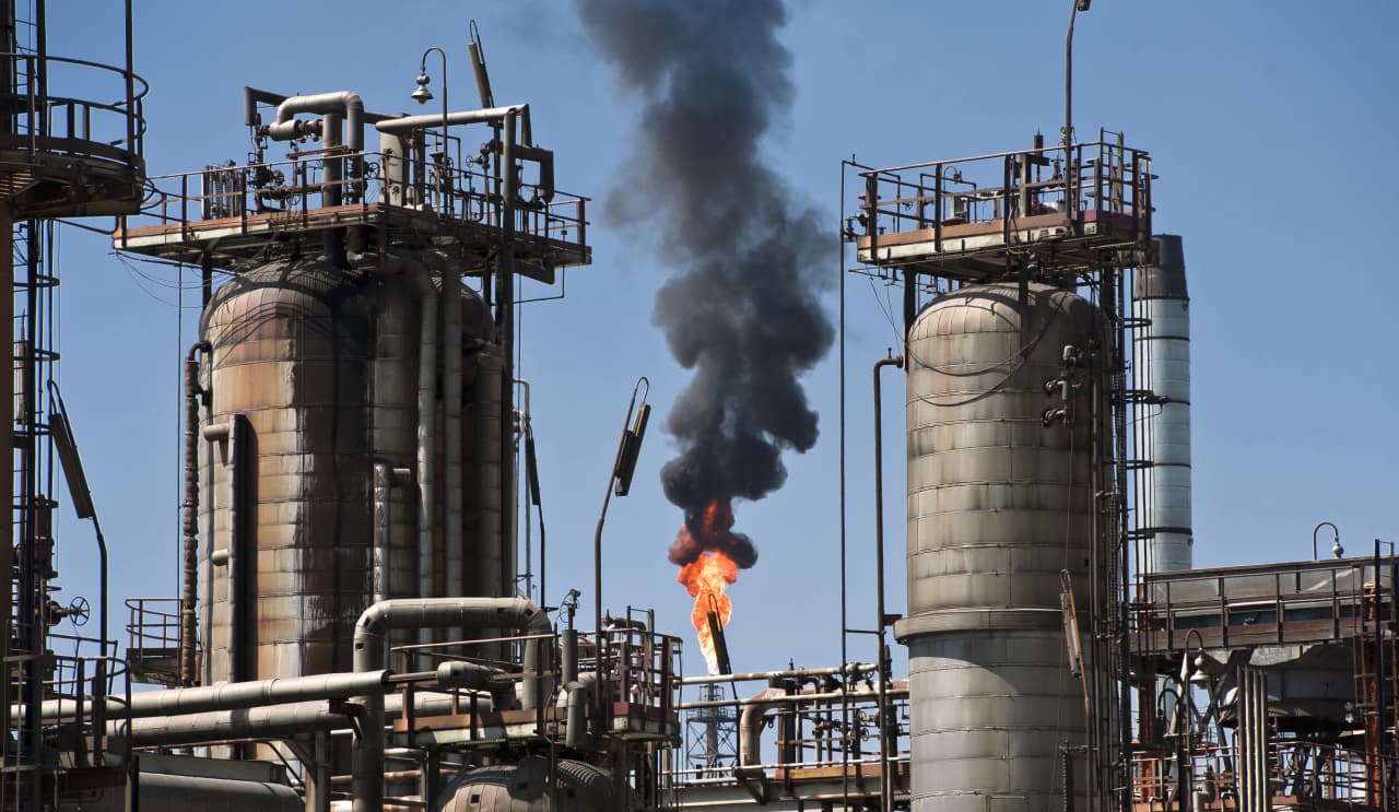 Source-feed image associated with Why are gasoline prices rising faster than oil prices? Blame it on the ‘crack.’