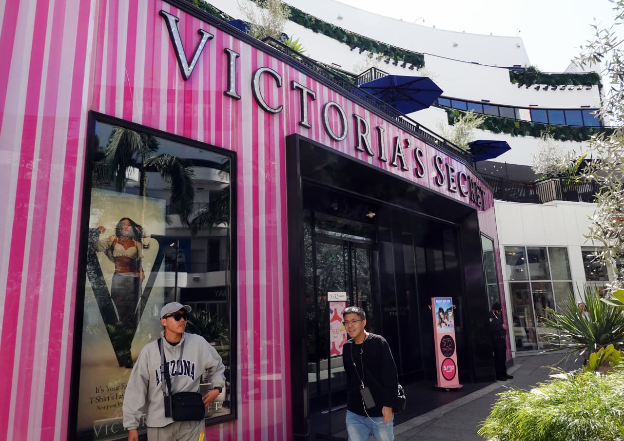 Source-feed image associated with Victoria’s Secret sees strong sales for bras and Pink line, but not enough to satisfy investors